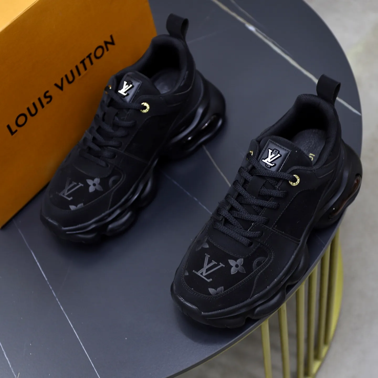 Ex-factory price: 462💰🙅‍♂️🙅‍♂️🙅‍♂️ Brand: Louis Vuitton Standard code: 38-44 (45 customized) Grade: Same as the official website Material: Original cowhide splicing fabric Comfortable and breathable lining Lightweight, soft and wear-resistant outsole Style category: Men's fashionable casual shoes Running sneakers Distinguished luxury brand elements Top luxury Color: actual picture color
